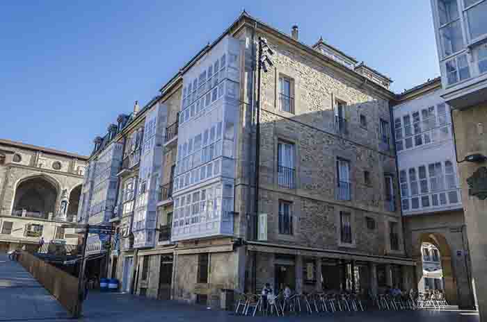 Álava - Vitoria-Gasteiz 06 - plaza de la Virgen Blanca.jpg
